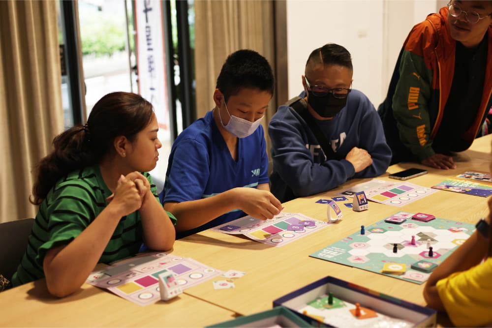 酷孩降臨桌遊適合大人和小孩一起玩